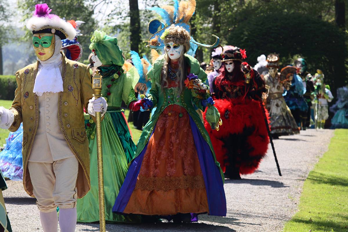 defile-des-costumes-venitiens-aux-jardins-deau-dannevoie