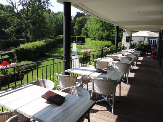 terrasse-avec-vue-sur-les-jardins-dannevoie