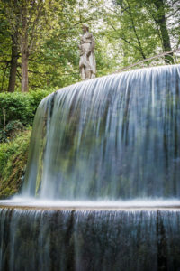 une-cascade-naturelle-aux-jardins-deau-dannevoie