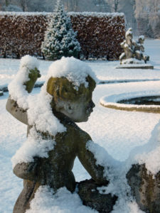Les-Statues-des-Jardins-DEAu-DAnnevoie-sous-la-neige