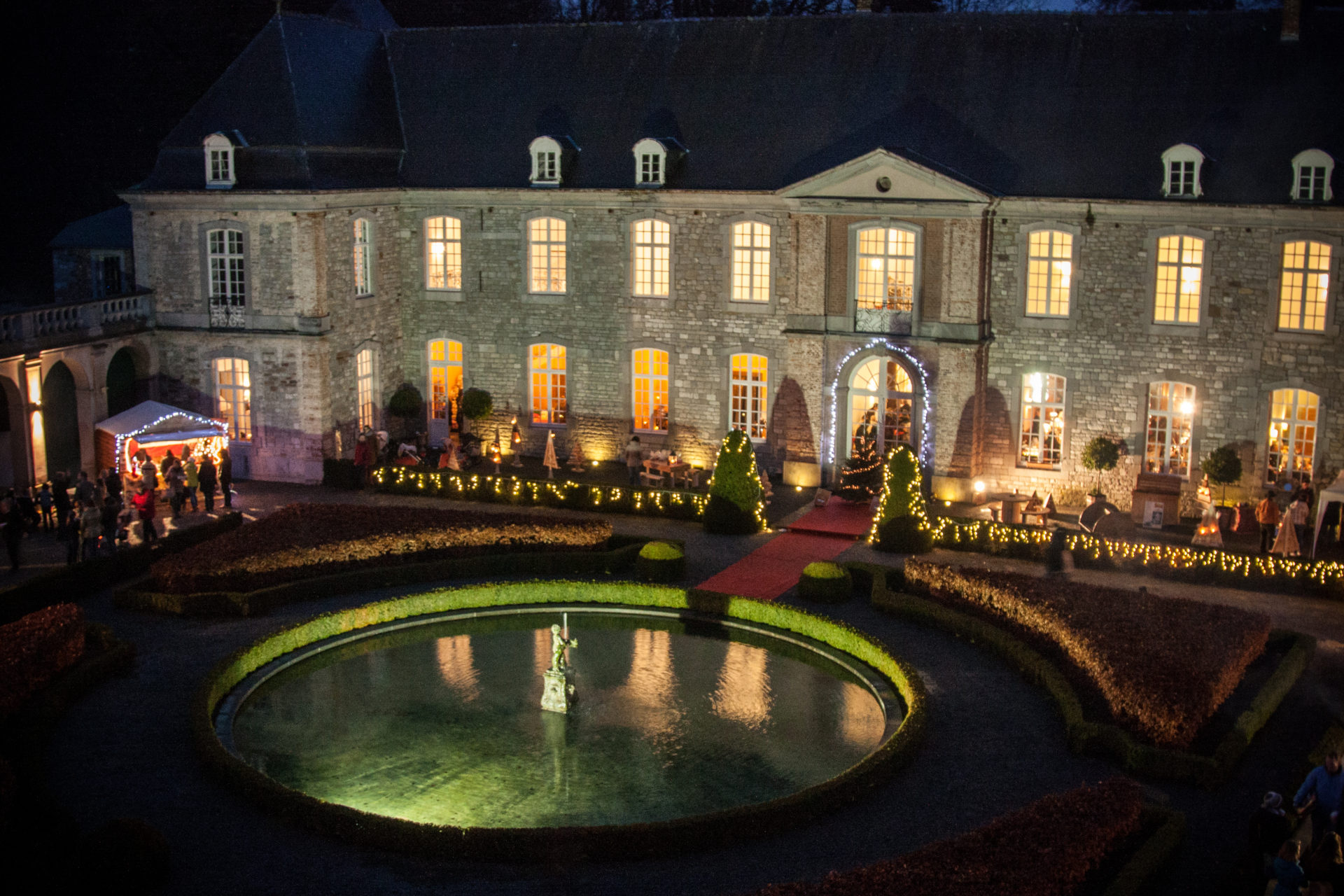 La-cour-du-chateau-dannevoie-illuminée