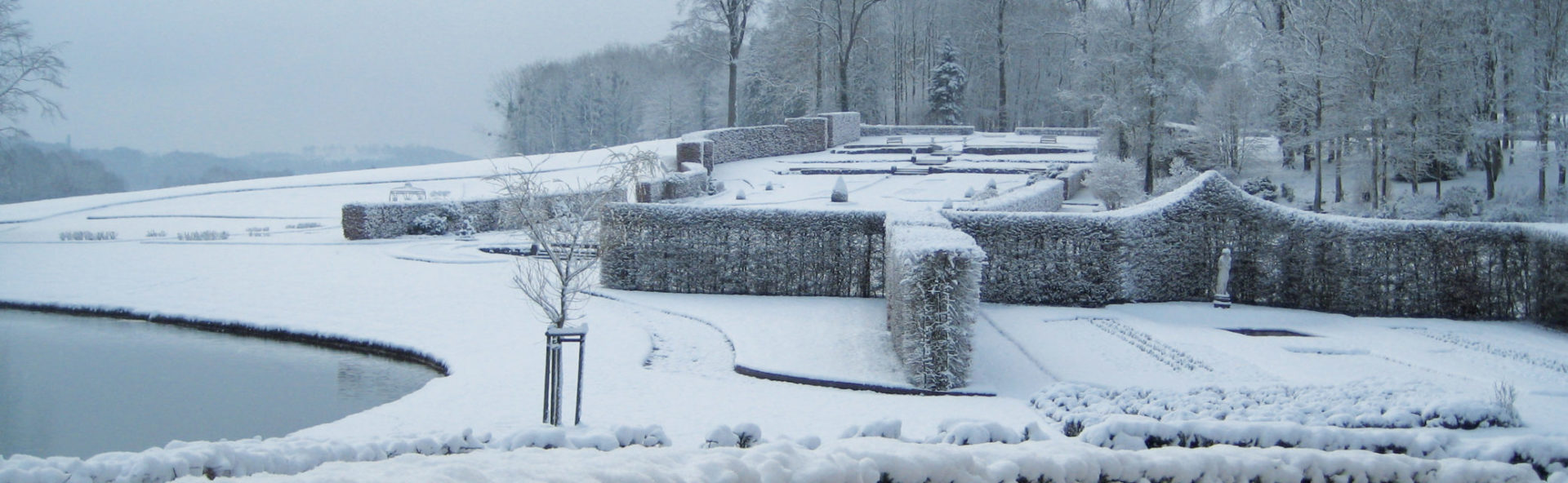 LAllée-des-Fleurs-des-Jardins-DAnnevoie-sous-la-neige-DHiver